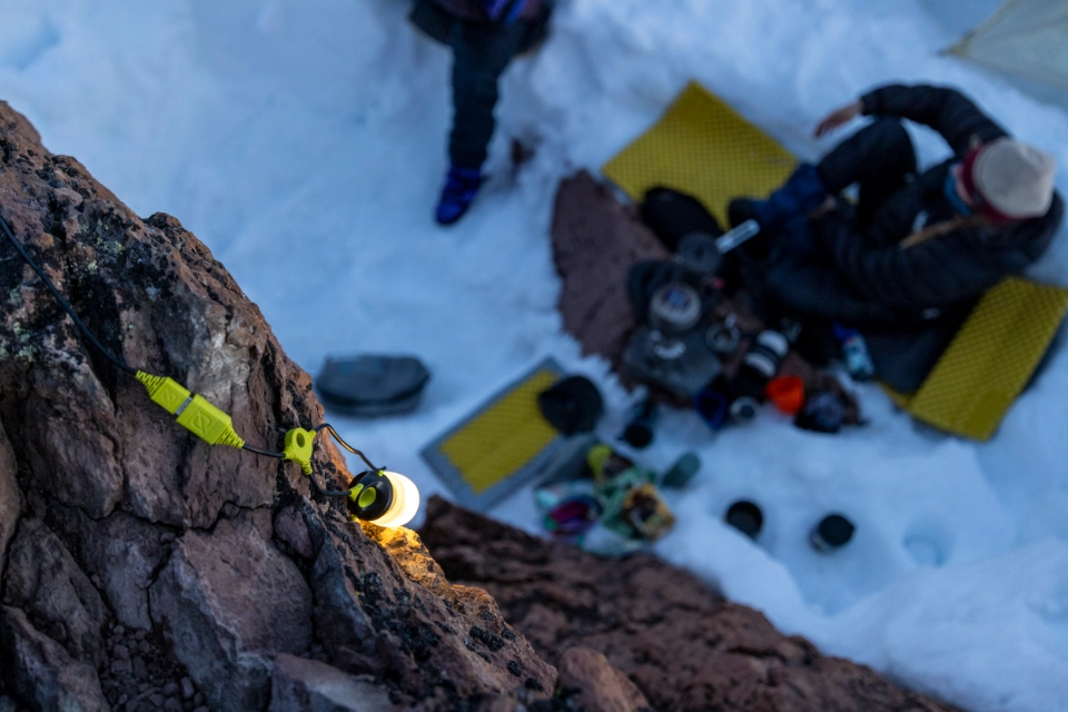 Oświetlenie Goal Zero w zimowym obozowisku
