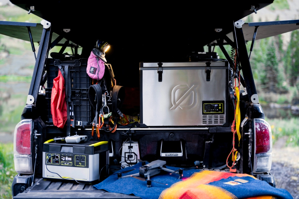 Lodówka turystyczna zasilania z przenośnego magazynu energii